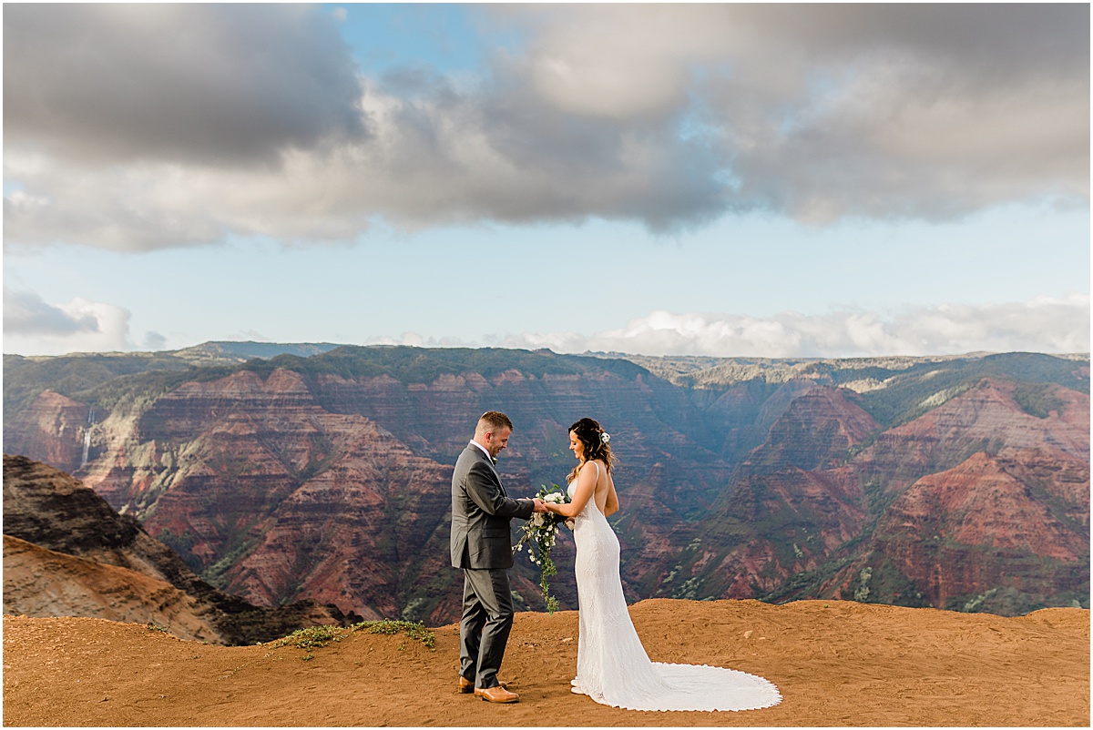 couple eloping at waimea canyon