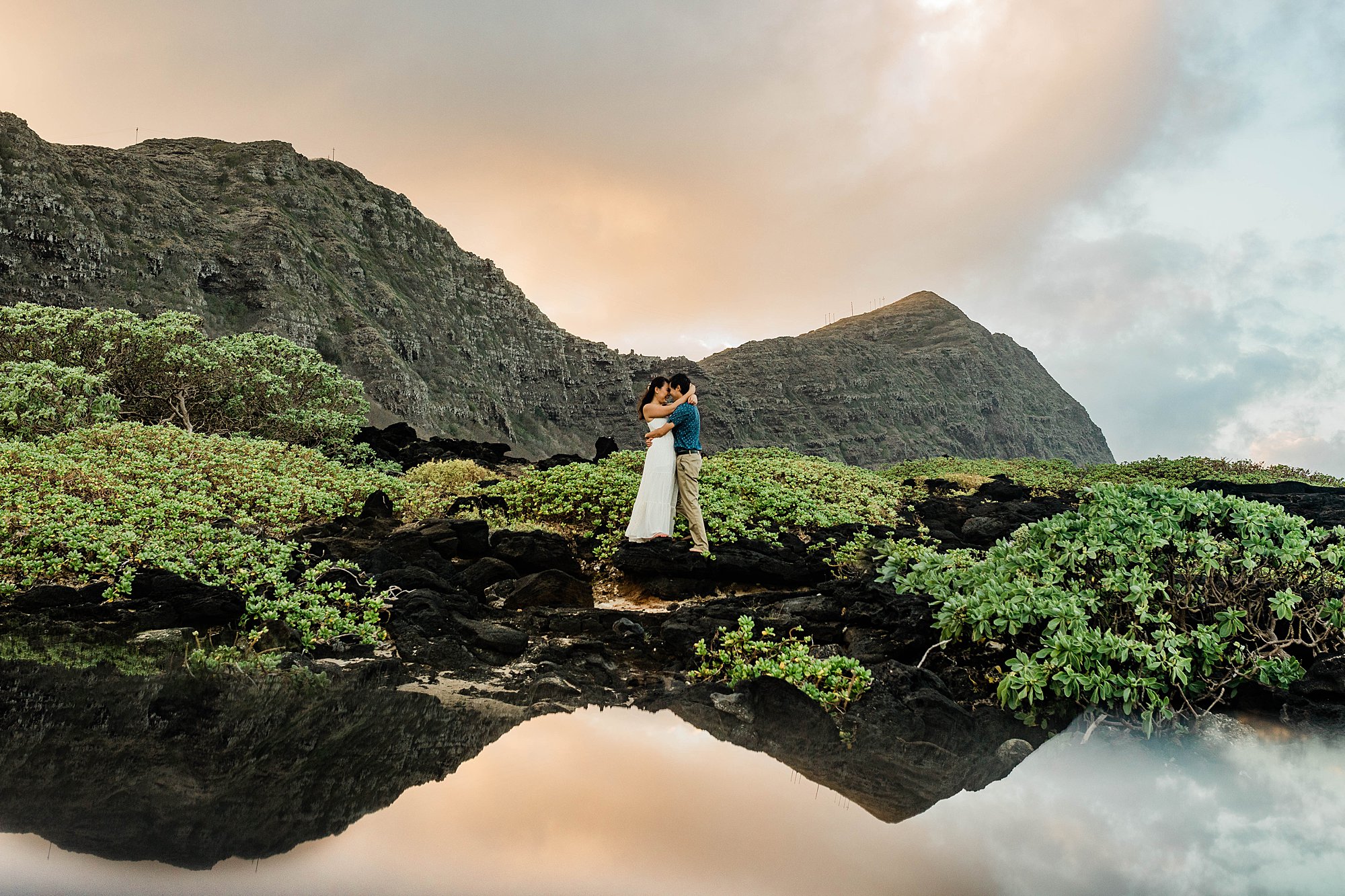 honolulu engagements with couple at the beach