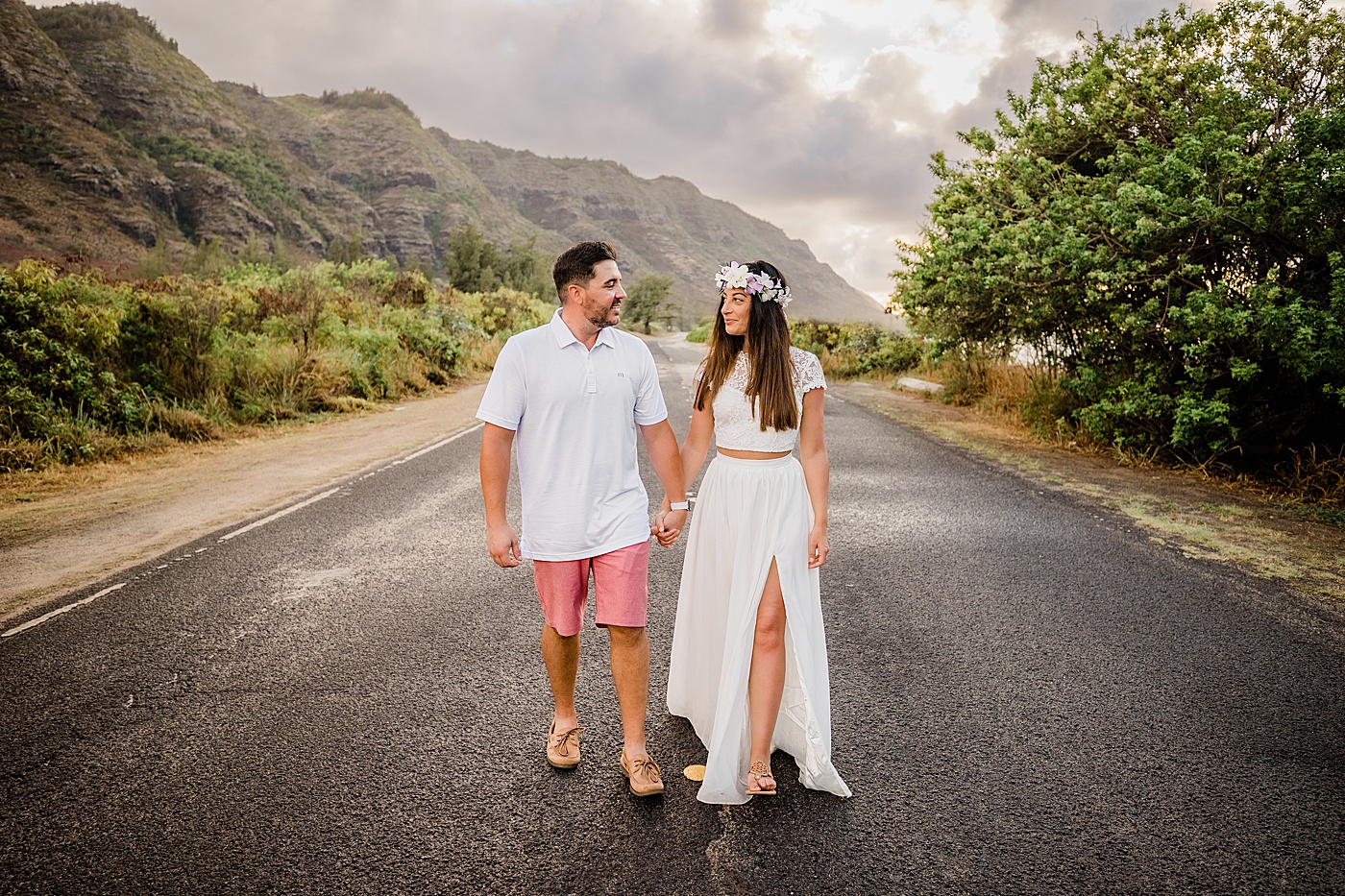 hawaii honeymoon photos with couple at the mountains