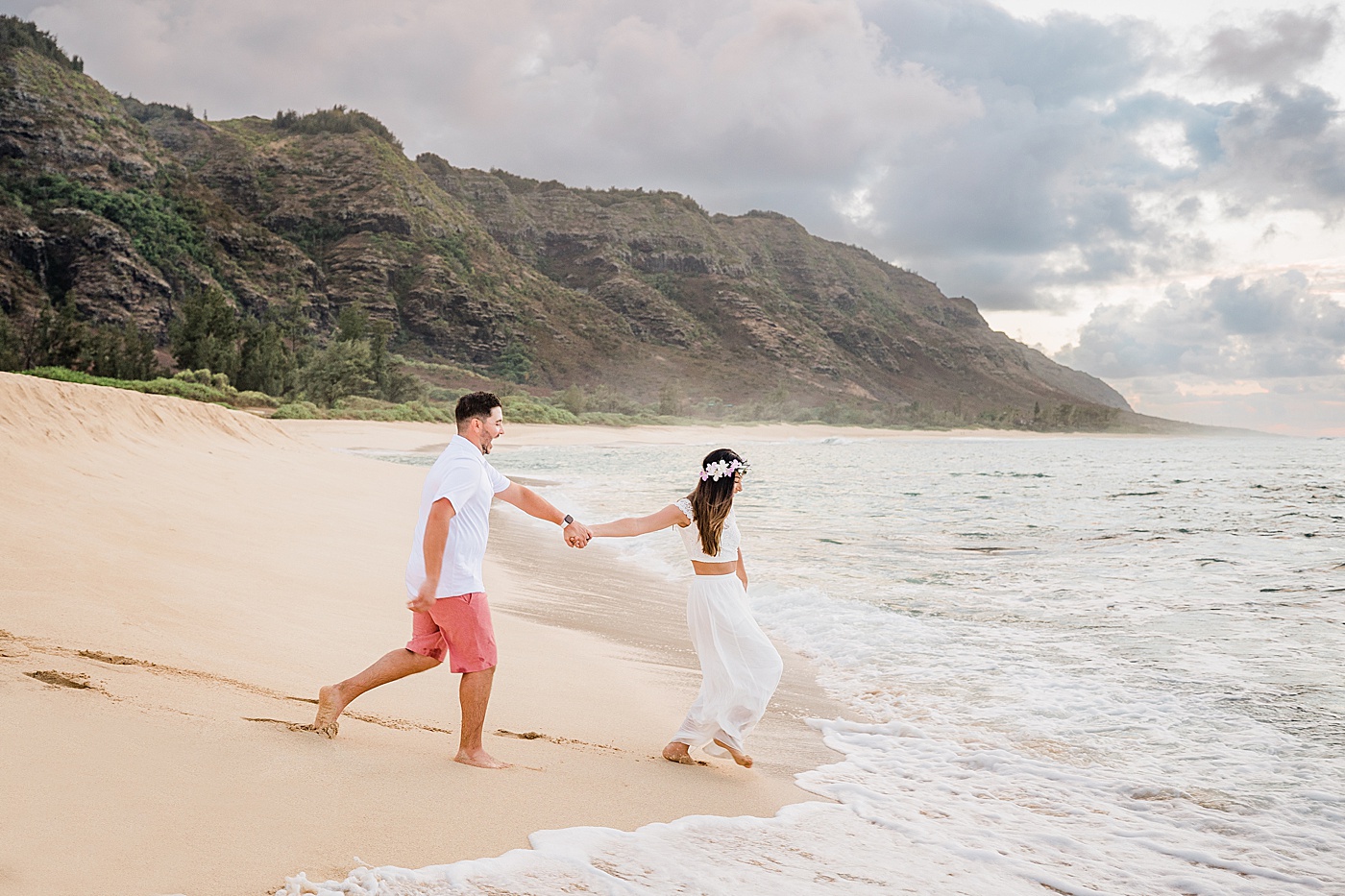 hawaii honeymoon photos with couple at the beach