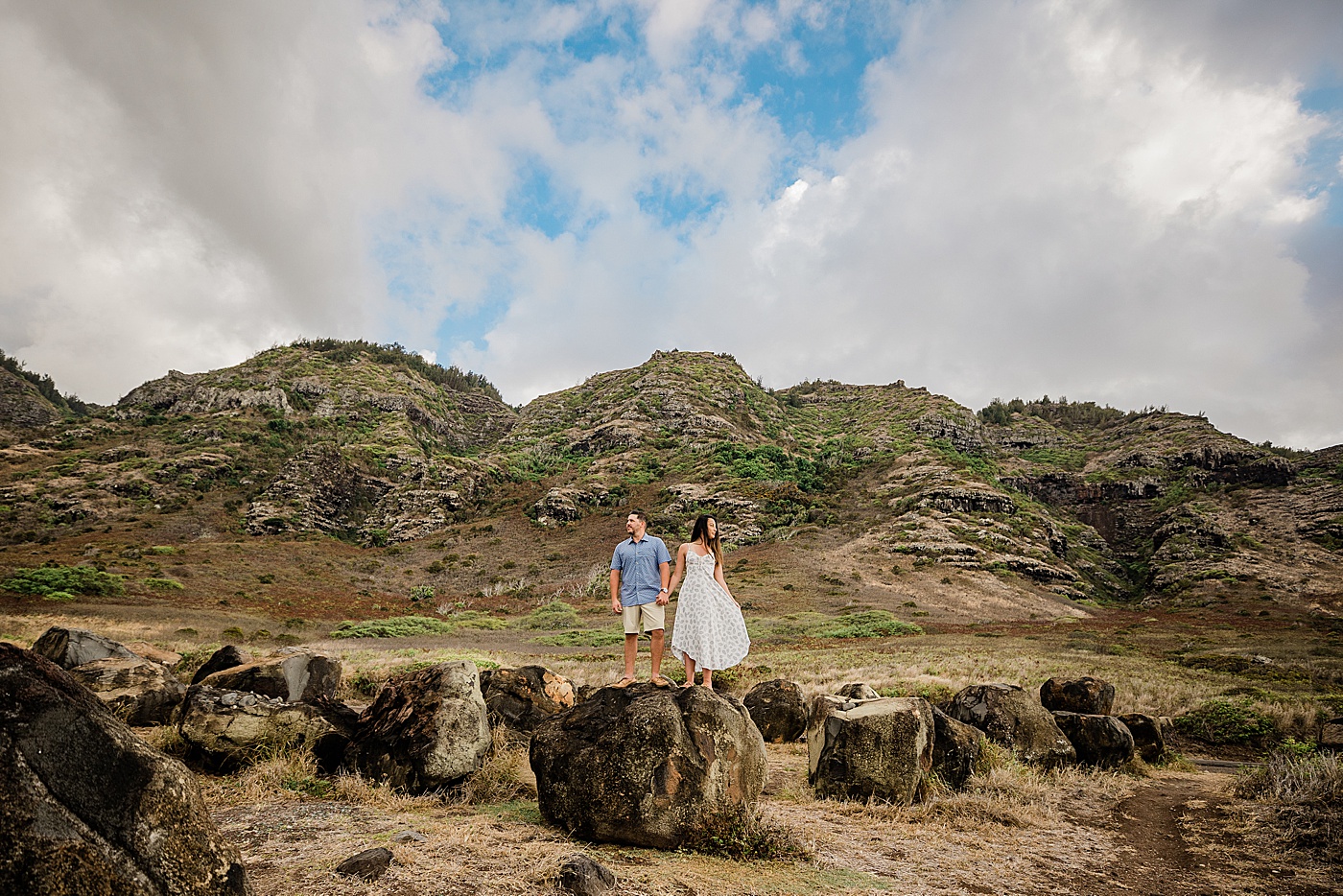 hawaii honeymoon photos with couple at the mountains